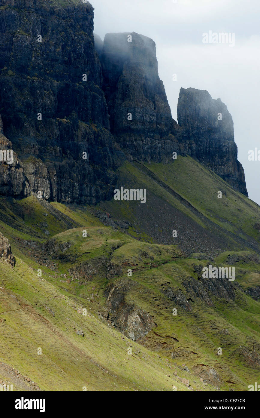 Die beeindruckenden Funktionen der Quiraing und die umliegende Bergwelt. Stockfoto