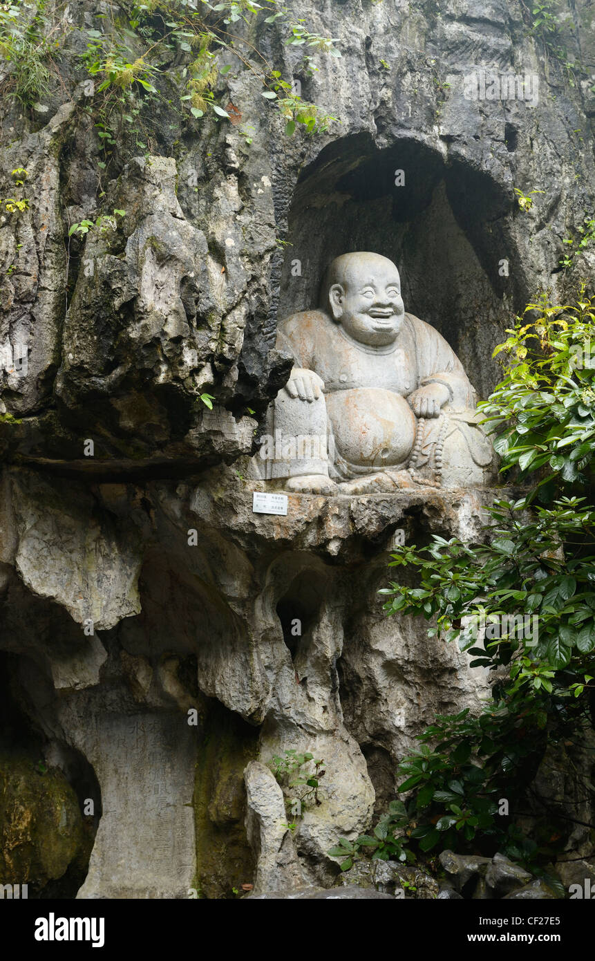 Lachender Buddha Skulptur in Kalkstein Grotte von feilai Feng ling Yin Tempel Hangzhou China Stockfoto