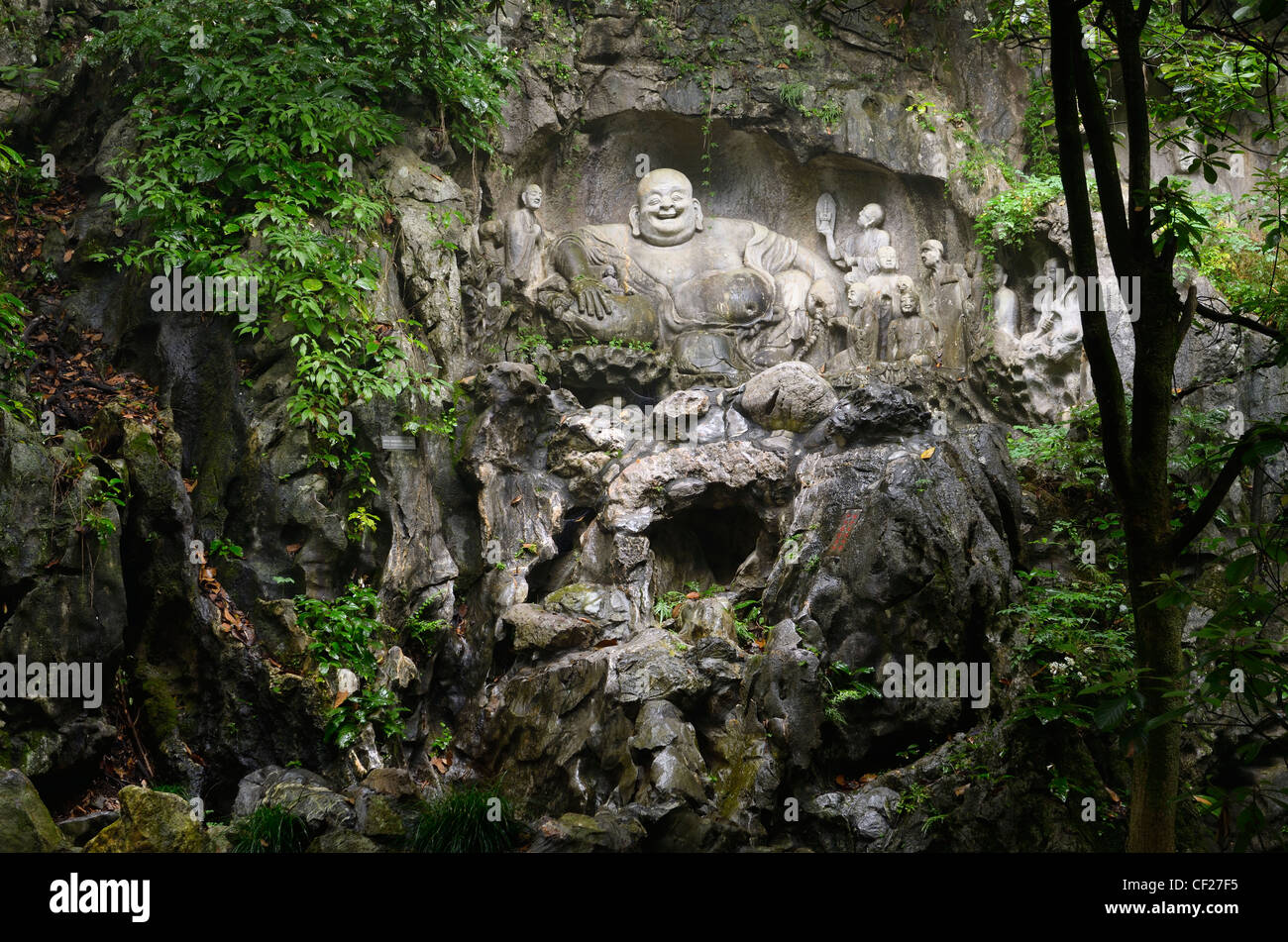 Nassen Bauch der Lachender Buddha Skulptur an feilai feng Kalkstein Grotten bei ling Yin Tempel Hangzhou China Stockfoto