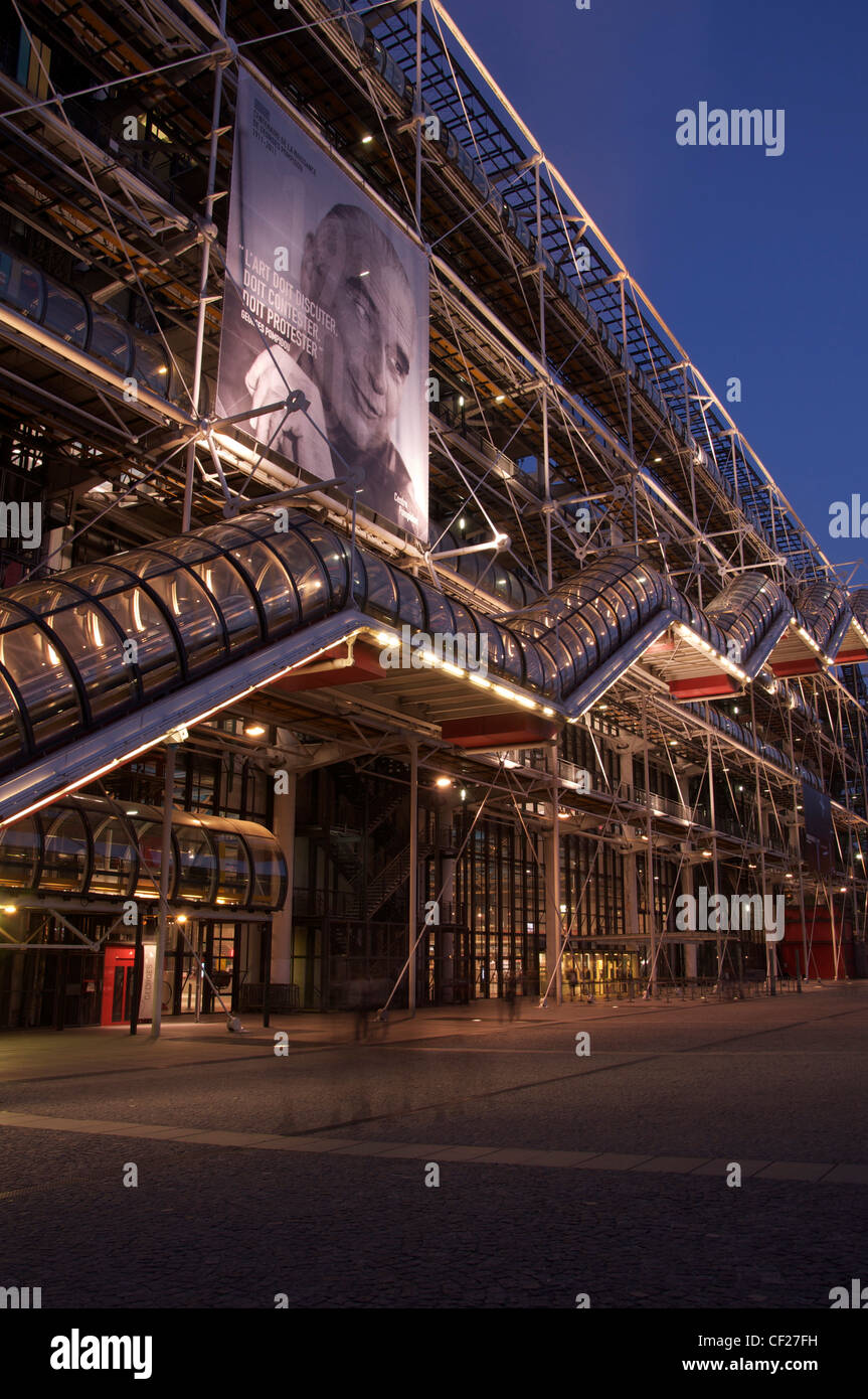 Beaubourg. Das Centre Pompidou in Paris, in der Dämmerung. Diese riesigen, modernen Glas- und Stahlbau ist ein Wahrzeichen Paris geworden. Frankreich. Stockfoto