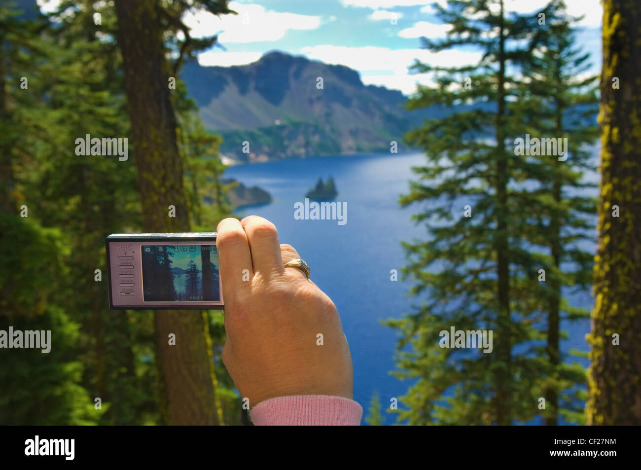 Die Hand einer Frau eine malerische Aufnahme mit der Kamera; Crater Lake Oregon Vereinigte Staaten von Amerika Stockfoto