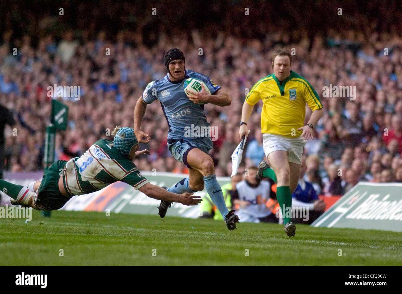 Cardiff blau Rugby-Spieler Tom James (mit Schutzkappe) Stockfoto