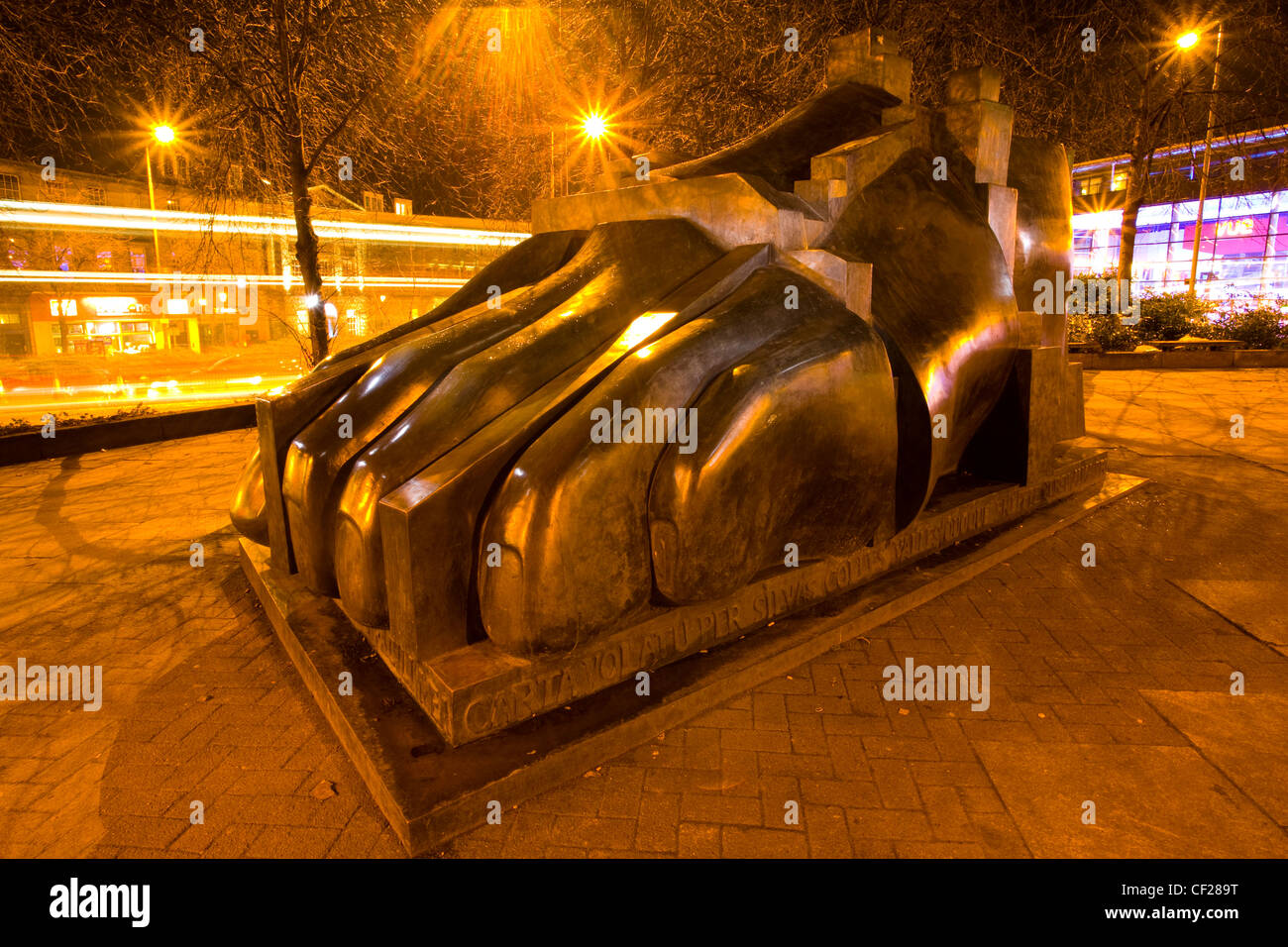 Das Manuskript von Monte Cassino, befindet sich eine dreiteilige Skulptur von Sir Eduardo Paolozzi außerhalb von Str. Marys katholische Ca Stockfoto