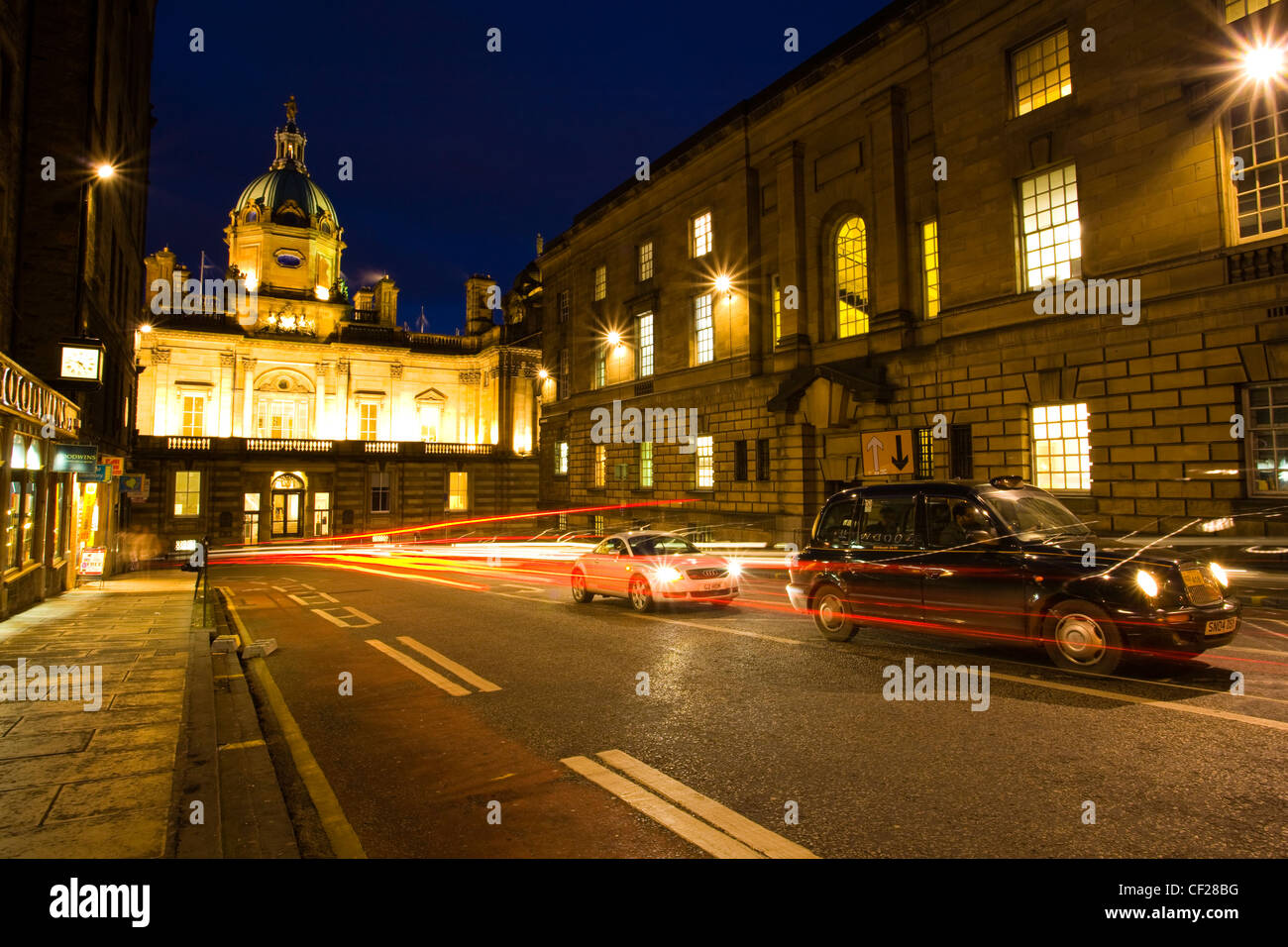 Ein Stadt-Taxi warten im Stau auf der Bank Street in Edinburgh. Das Gebäude am Ende der Straße ist die Bank of Scotland. Stockfoto