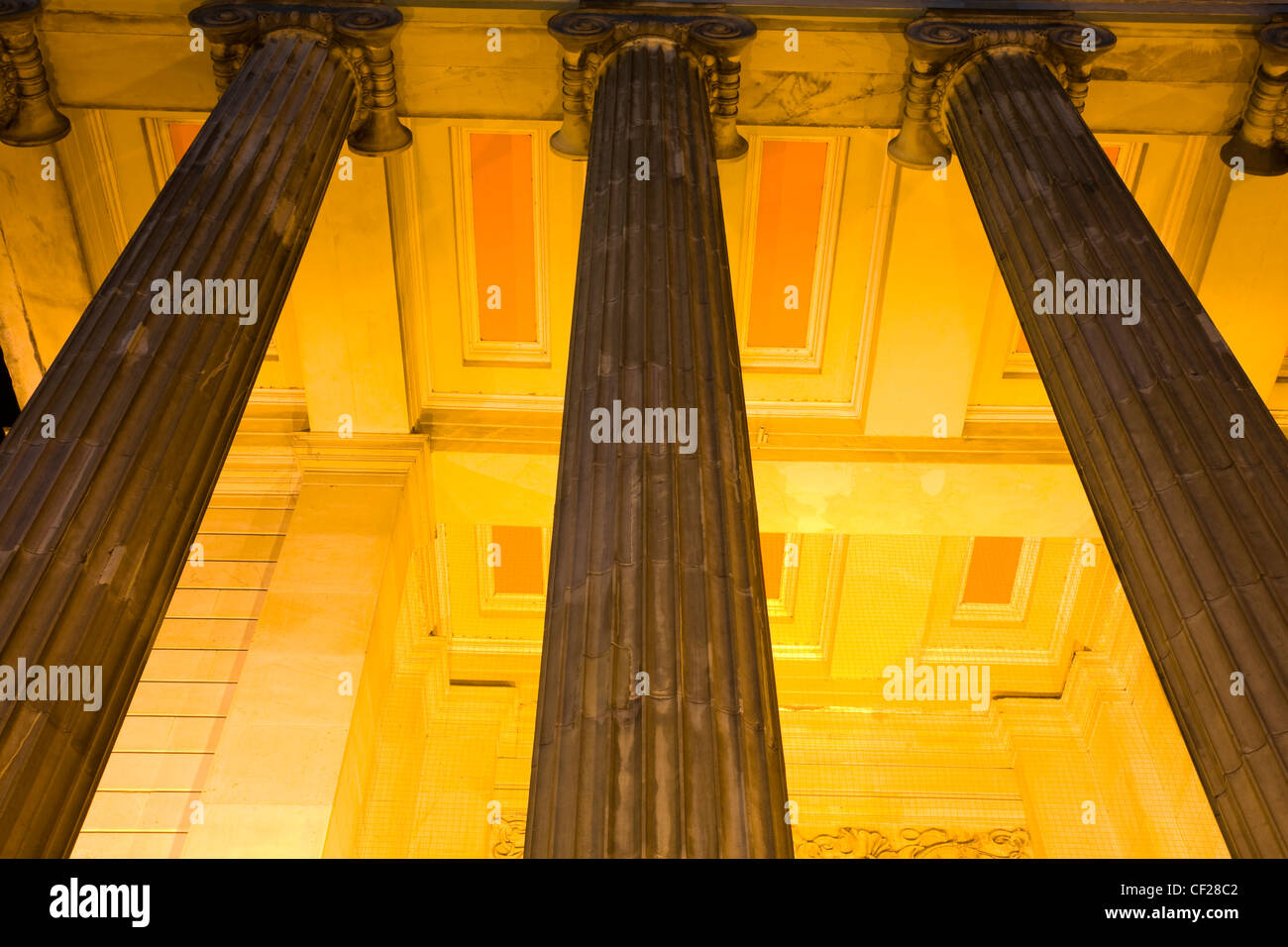 Säulen vor dem Museum des Royal College of Surgeons of Edinburgh. Stockfoto