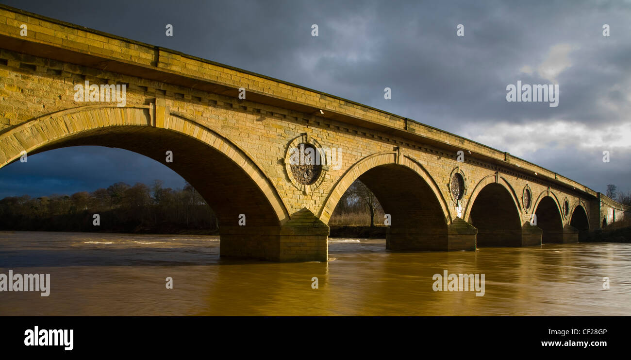 Smeaton die sieben gewölbte Brücke in der Nähe von Coldstream, wurde zwischen 1763 bis 1766 erbaut. Robert Burns überquerten bekanntlich die Brücke in Stockfoto
