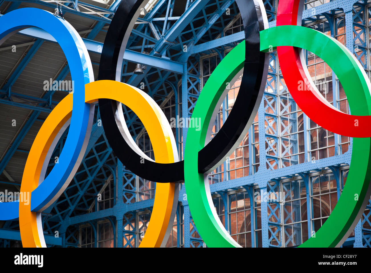 Einen riesigen Satz der Olympischen Ringe in St. Pancras International Station willkommen Besucher nach London, Gastgeberstadt des 2012 ausgesetzt Stockfoto