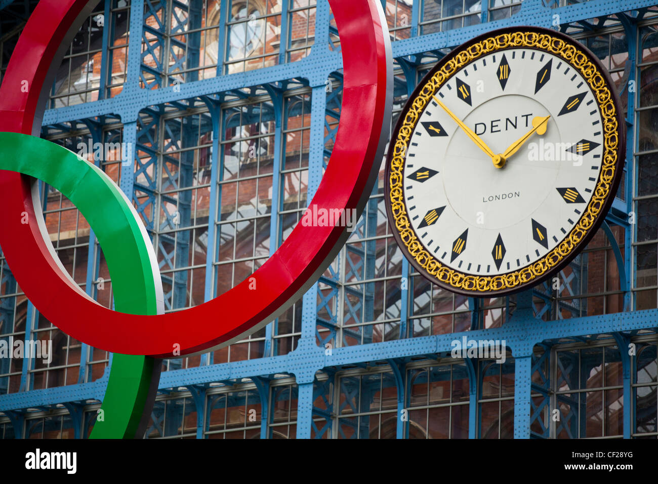 Einen riesigen Satz der Olympischen Ringe in St. Pancras International Station willkommen Besucher nach London, Gastgeberstadt des 2012 ausgesetzt Stockfoto