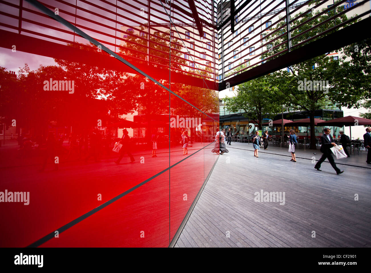 Fußgänger zu Fuß vorbei an "6 weitere London Place", ein Büro- und Einzelhandelsimmobilien Entwicklung am Südufer der Themse. Stockfoto