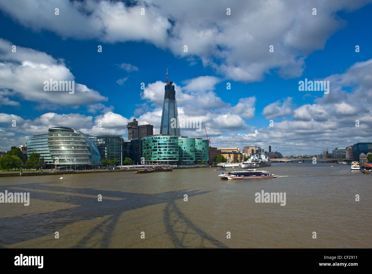 Blick vom Tower Bridge über die Themse in Richtung Rathaus und den Bau von The Shard London Bridge Quartal. Die S Stockfoto