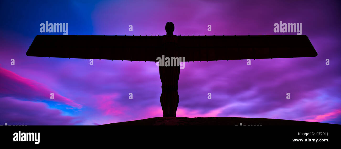 Der kultige Engel der Norden Statue von Antony Gormley, Silhouette gegen eine stimmungsvolle Himmel. Stockfoto
