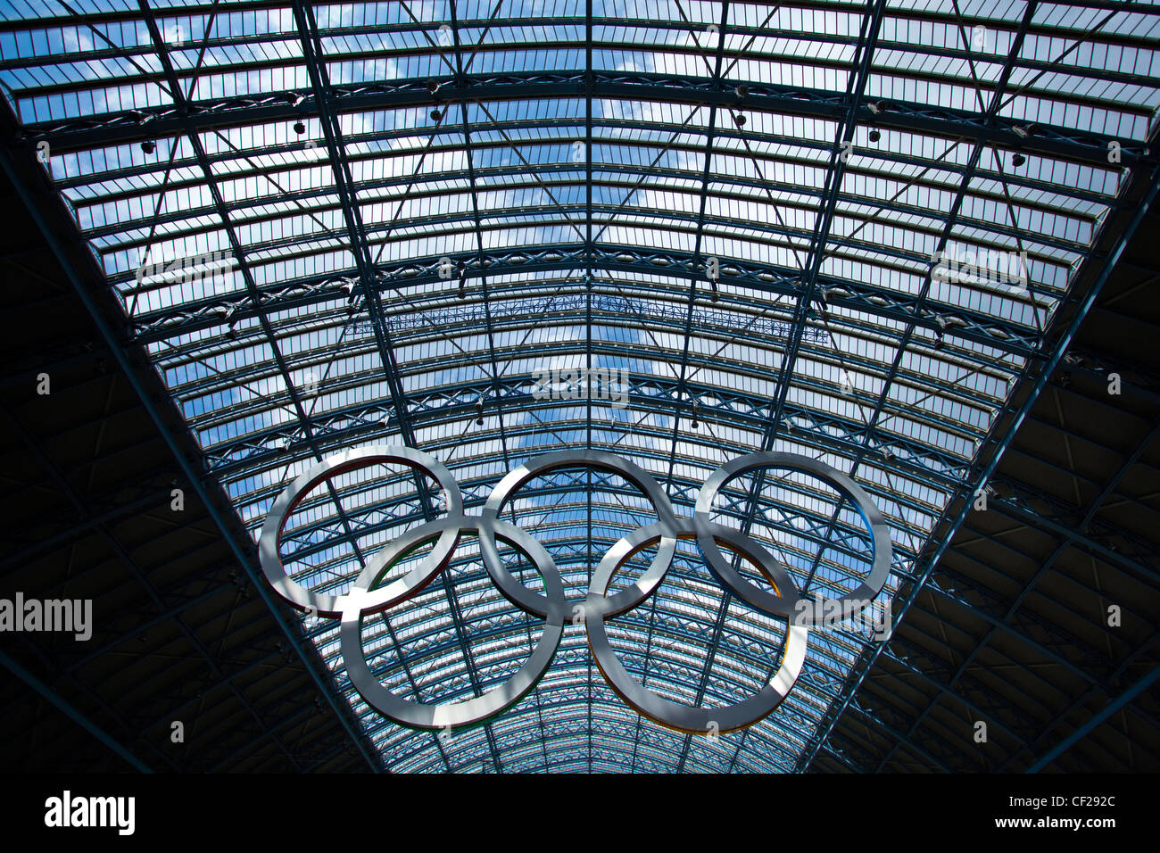 Einen riesigen Satz der Olympischen Ringe in St. Pancras International Station willkommen Besucher nach London, Gastgeberstadt des 2012 ausgesetzt Stockfoto