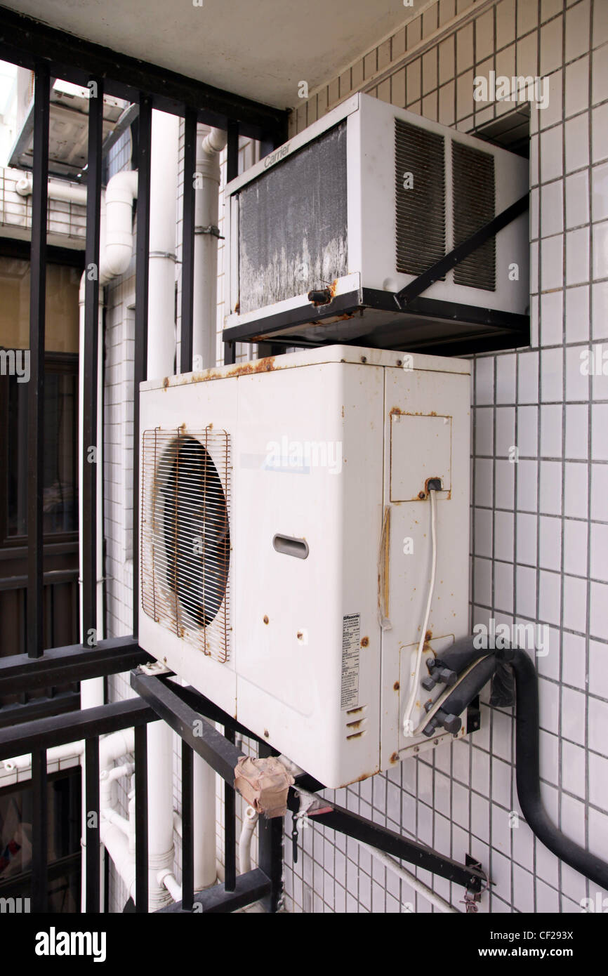 Hautnah auf einer Klimaanlage-Maschine, die außerhalb des Hauses stehen. Es ist ziemlich verrostet, aber funktioniert immer noch. Es ist auf dem Balkon Stockfoto