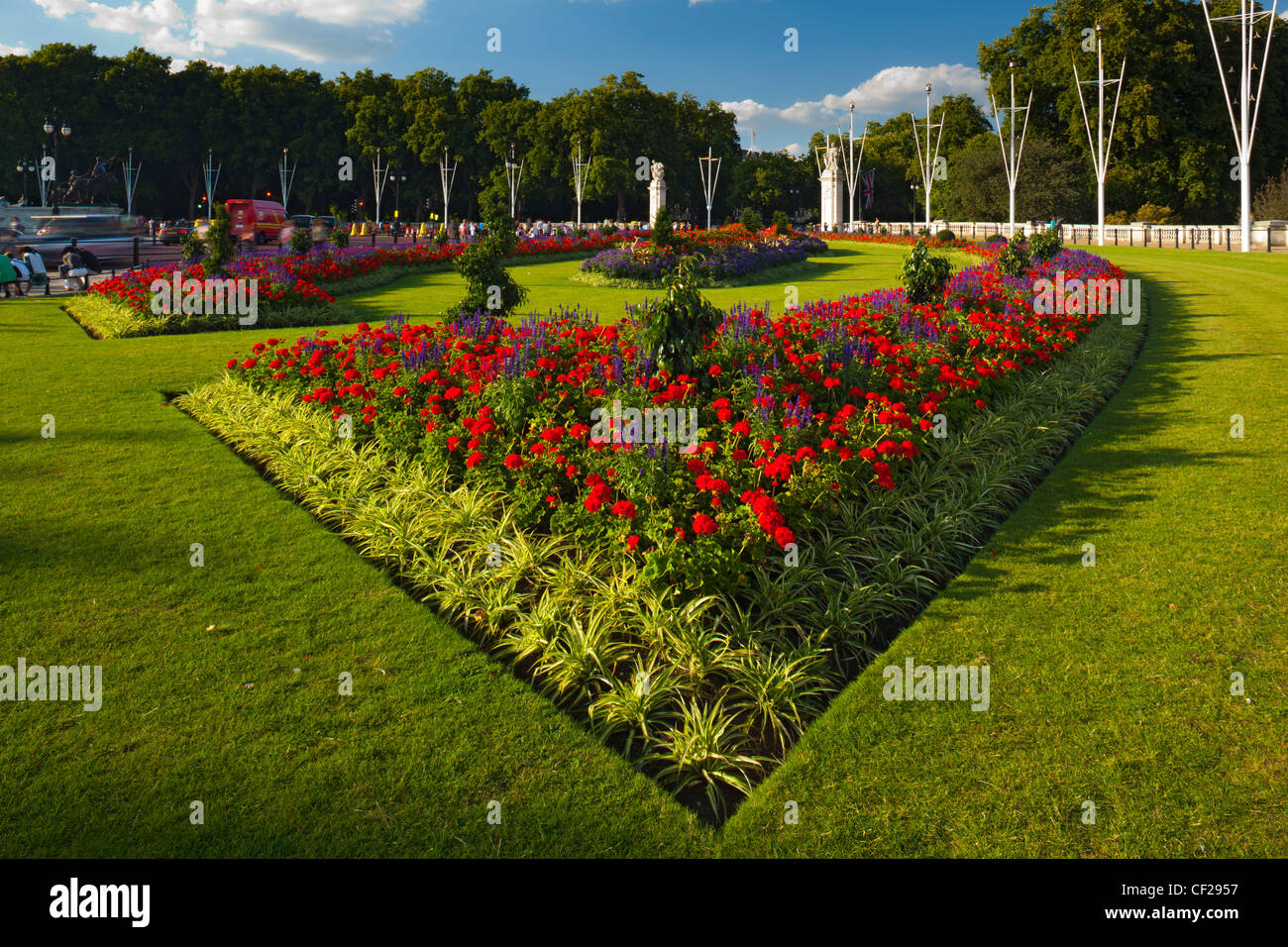 Blumen blühen in den Queen Victoria Memorial Gardens in St James Park. Stockfoto