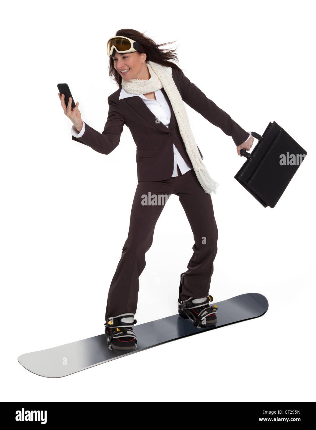 Attraktive Frau tragen Business-Anzug mit Aktentasche und Handy, Reiten ein Snowboard auf weißem Hintergrund. Stockfoto