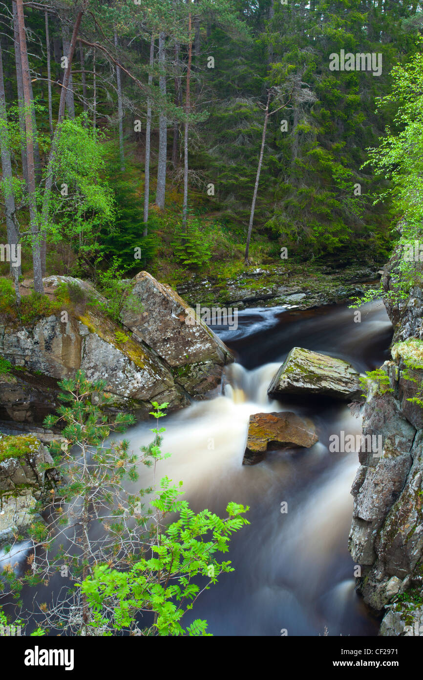 Wasserfälle am Fluss Pattack in der Nähe von Loch Laggan. Stockfoto
