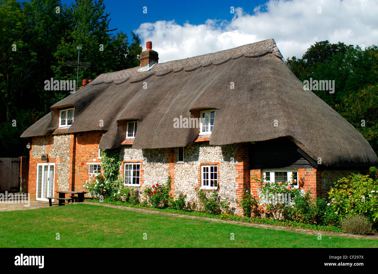 Traditionelles englisches strohgedeckten Hütte in West Wycombe. West Wycombe Dorf ist im Besitz des National Trust. Stockfoto