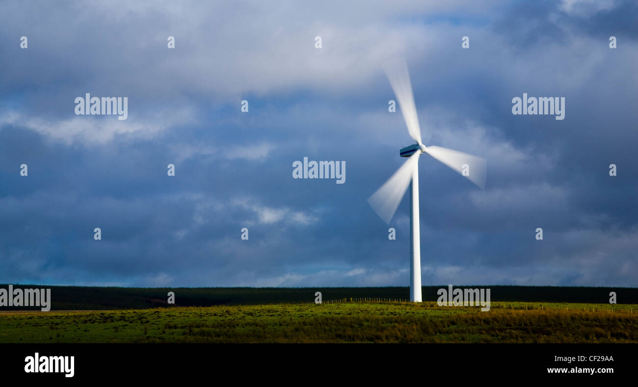 Windparks sind eine umstrittene Neuerung zunehmend in der schottischen Landschaft gefunden werden. Diese Windkraftanlage ist Teil des Stockfoto