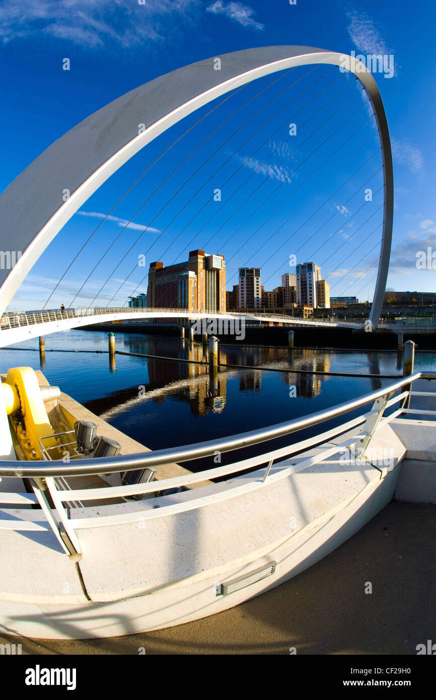 Die Gateshead Millennium Bridge und die Ostsee-Galerie am Fluss Kai Newcastle Upon Tyne. Stockfoto
