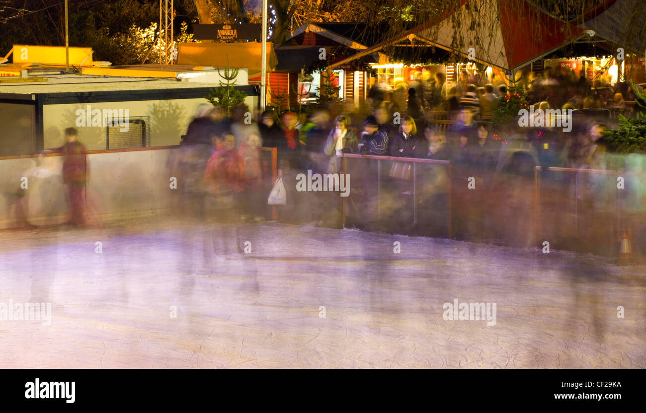 Edinburgh-Weihnachtsmarkt. Eisbahn in East Princes Street Gardens. Stockfoto