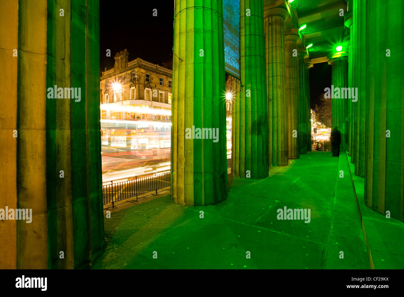 Beleuchtete Fassade der Royal Scottish Academy auf der geschäftigen Princes Street in Edinburgh. Stockfoto