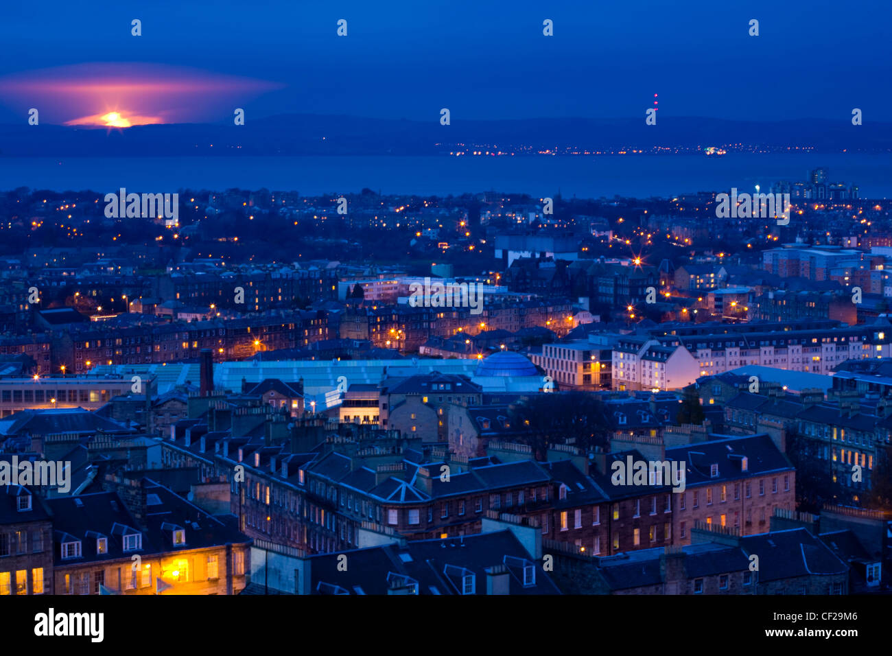 Edinburgh Stadt Skyline von Calton Hill mit Blick auf den Hafen von Leith betrachtet. Stockfoto