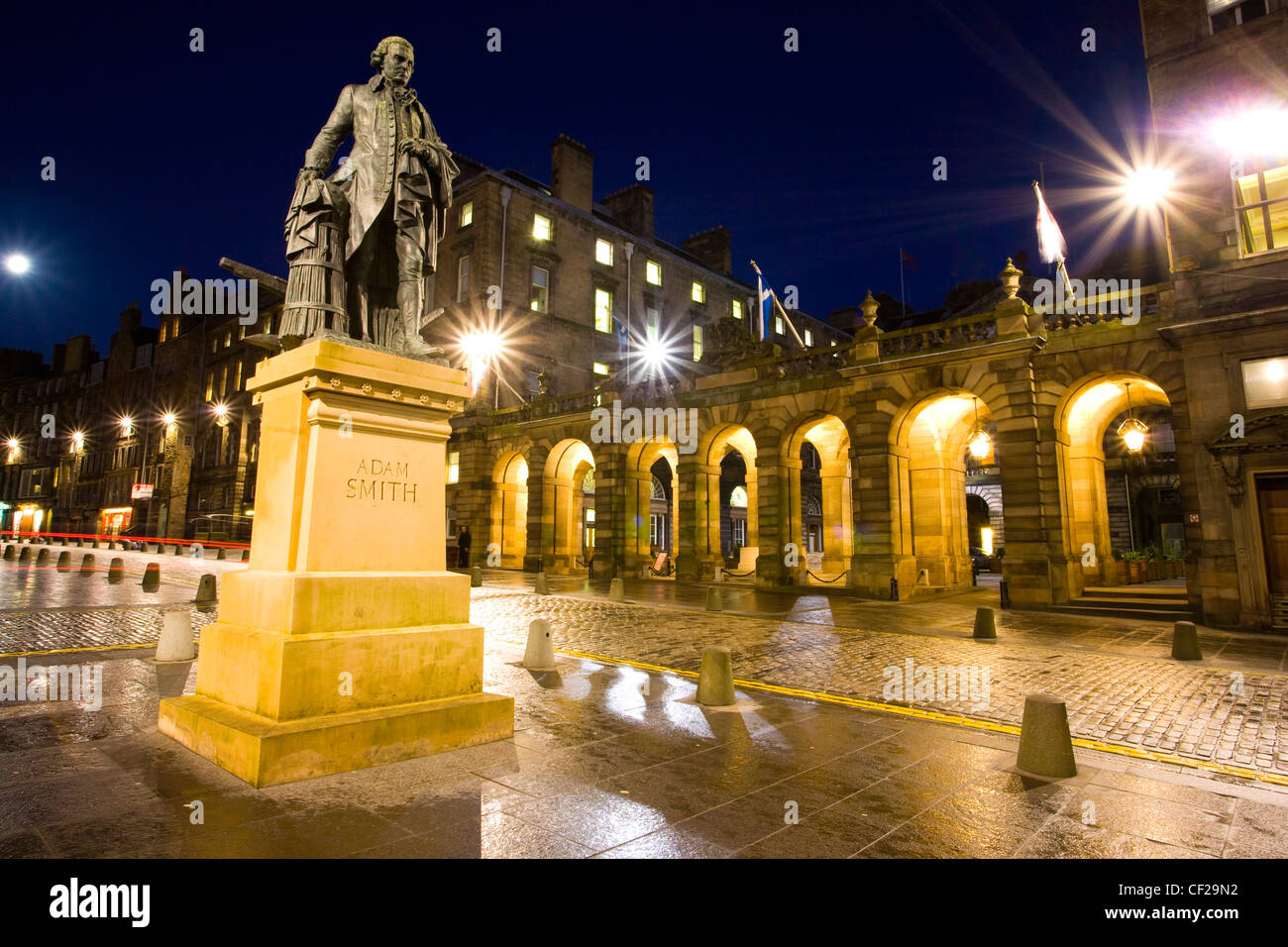 Denkmal an Adam Smith gegenüber dem Edinburgh City Chambers auf der Royal Mile. Stockfoto