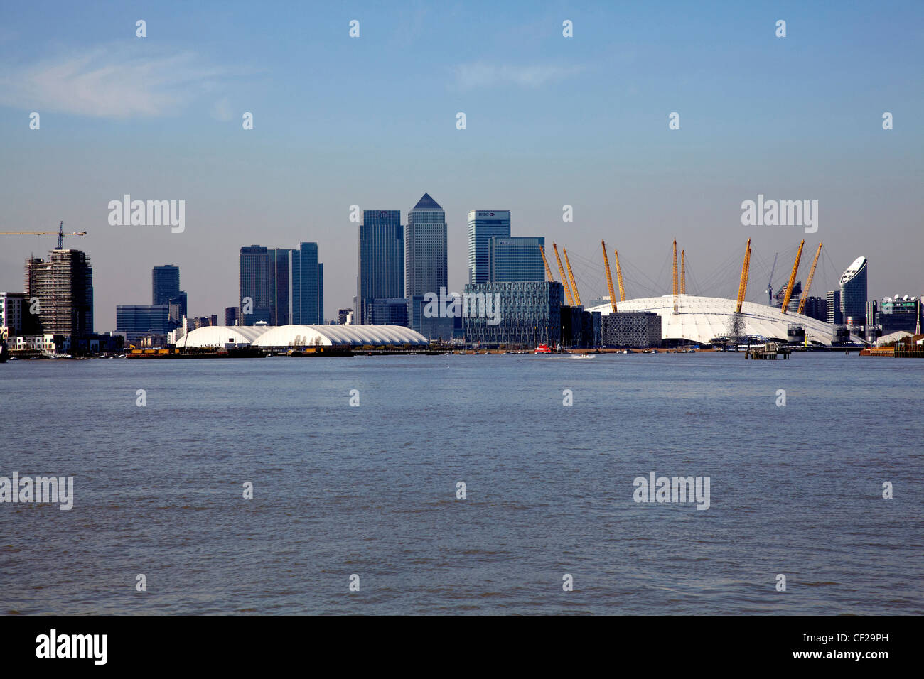 Canary Wharf Wolkenkratzer und die O2-Arena (früher Millenium Dome) von der Themse aus gesehen. Stockfoto