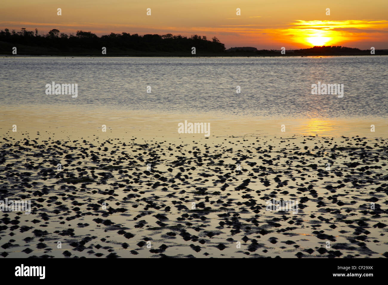 Sonnenuntergang über Budle Bay in der Nähe von Bamburgh und Teil der Northumberland-Erbe-Küste. Stockfoto