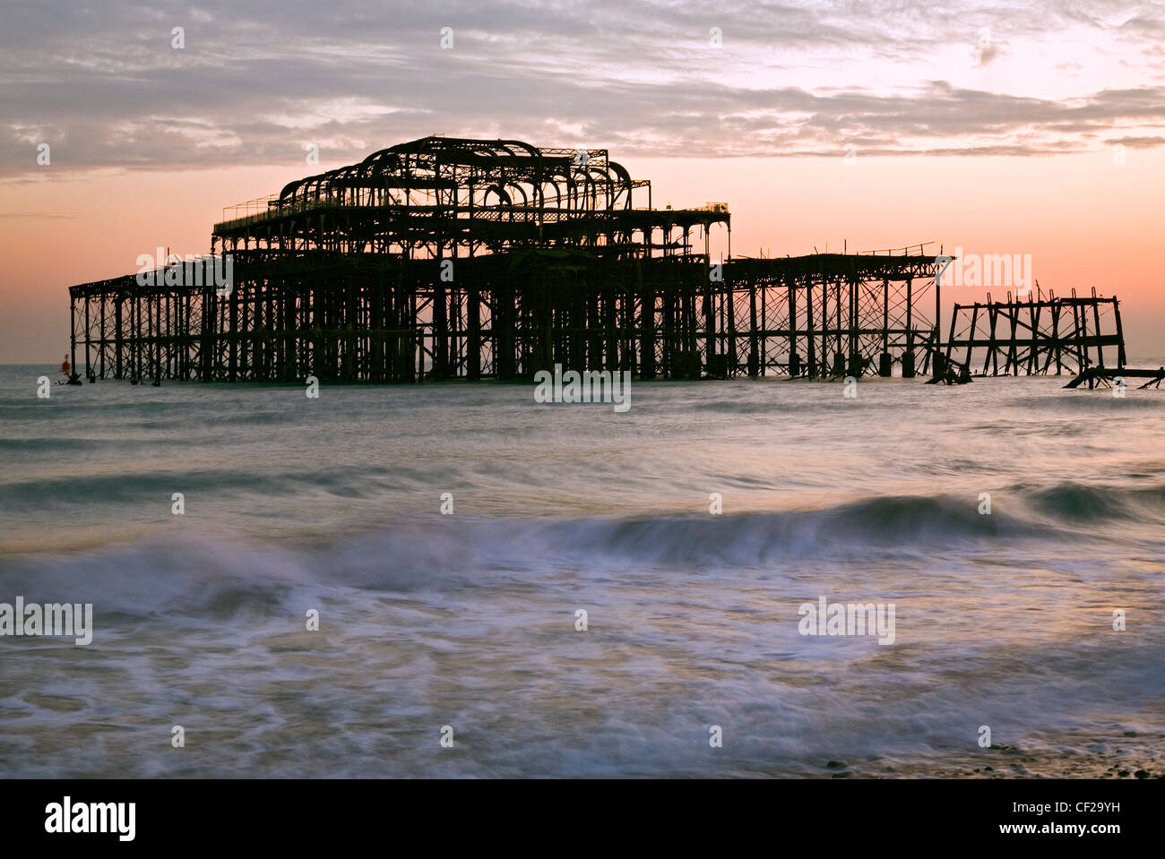 Sonnenuntergang über Brightons verfallenden West Pier. Stockfoto