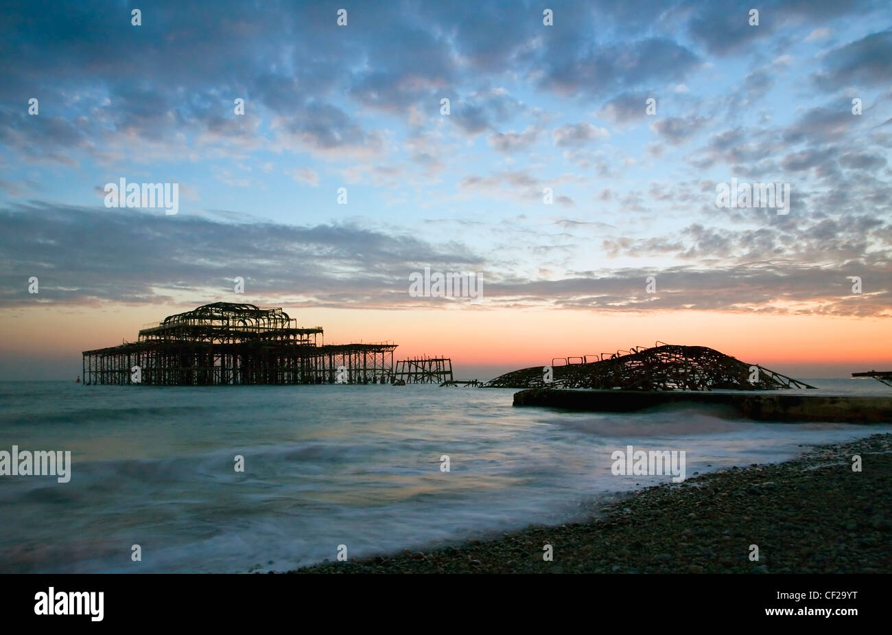 Eine dramatische Winter Sonnenuntergang über die Reste der Brightons West Pier. Stockfoto
