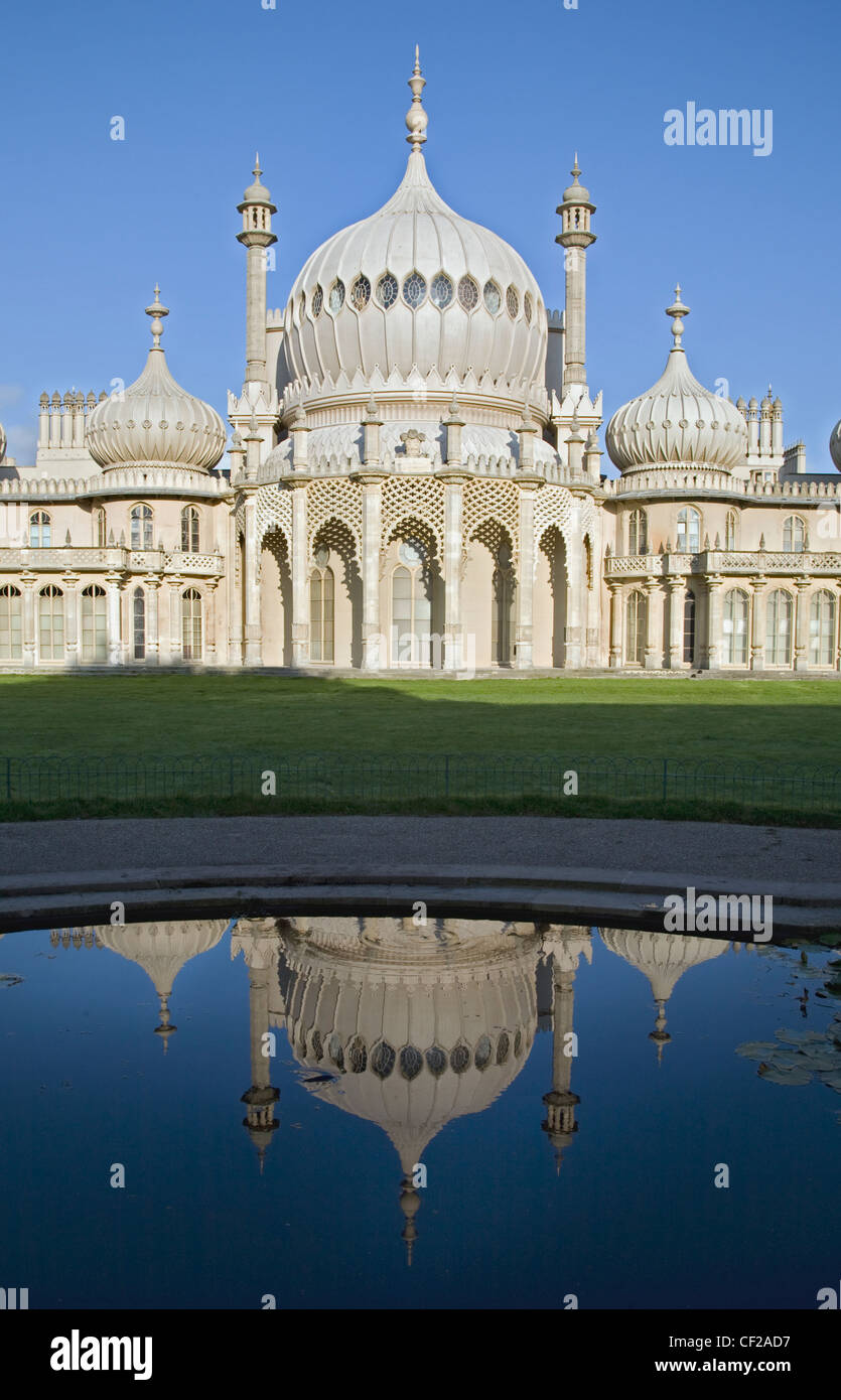 Spiegelungen im Wasser von Brighton Pavillion. Stockfoto