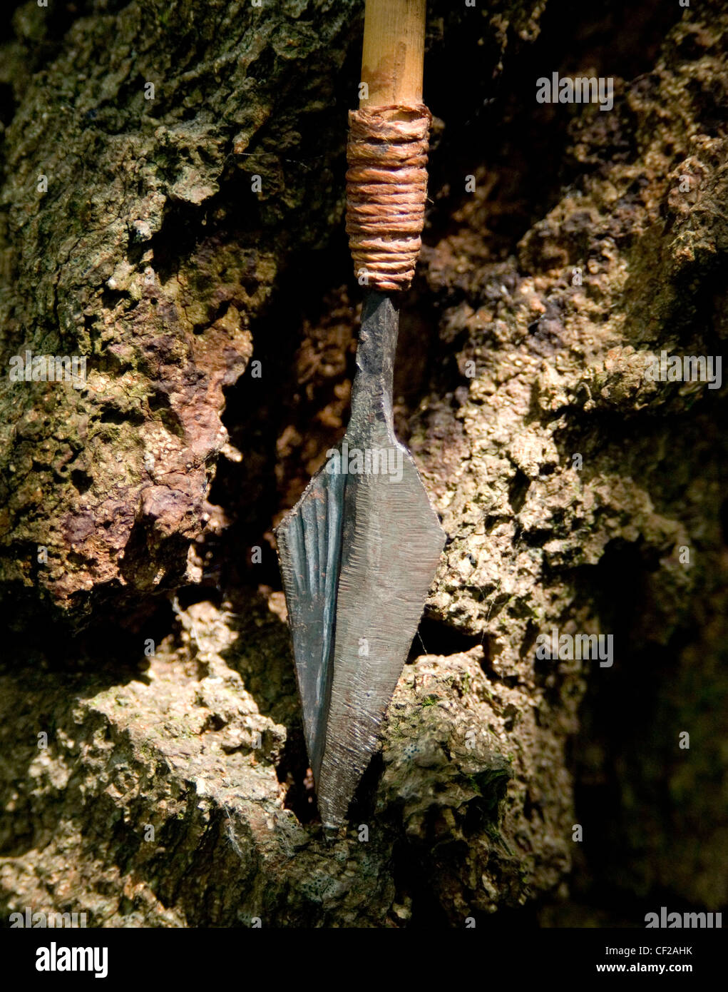 Ein traditionell hergestellten hölzernen Pfeil mit einer Metallspitze gegen einige graue Felsen Stockfoto