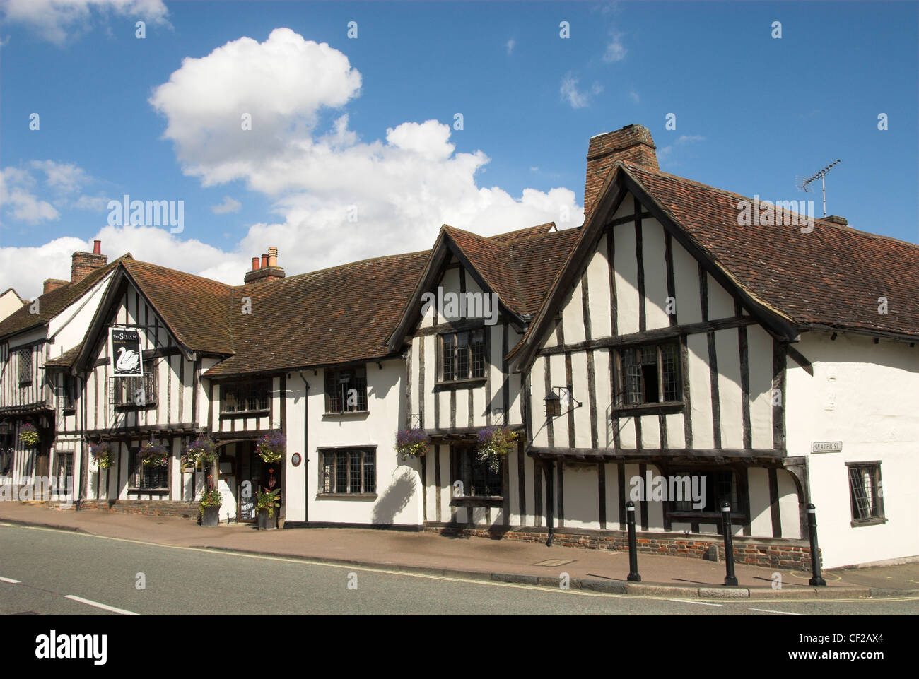 The Swan Hotel, ein englisches Landhotel in einem mittelalterlichen Fachwerkbau aus dem 15. Jahrhundert. Stockfoto