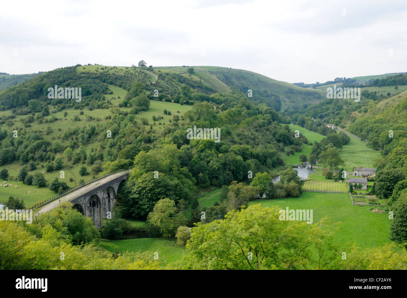 Der Grabstein-Viadukt über den Fluss Wye in Monsal Dale. Stockfoto