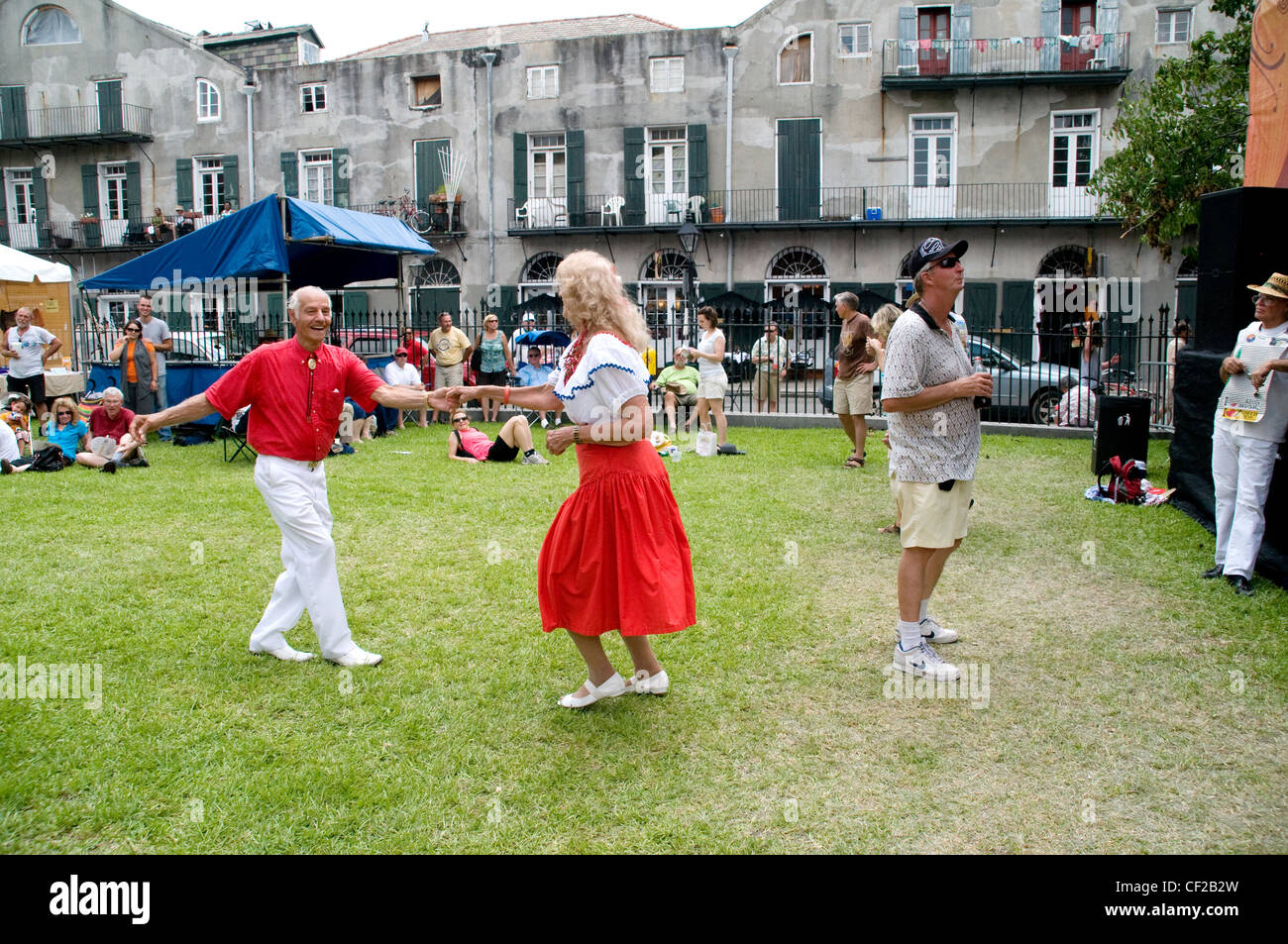 Einwohner von New Orleans nehmen an einem Cajun- und Zydeco-Musikfestival im französischen Viertel der Stadt, Louisiana, USA, Teil. Stockfoto