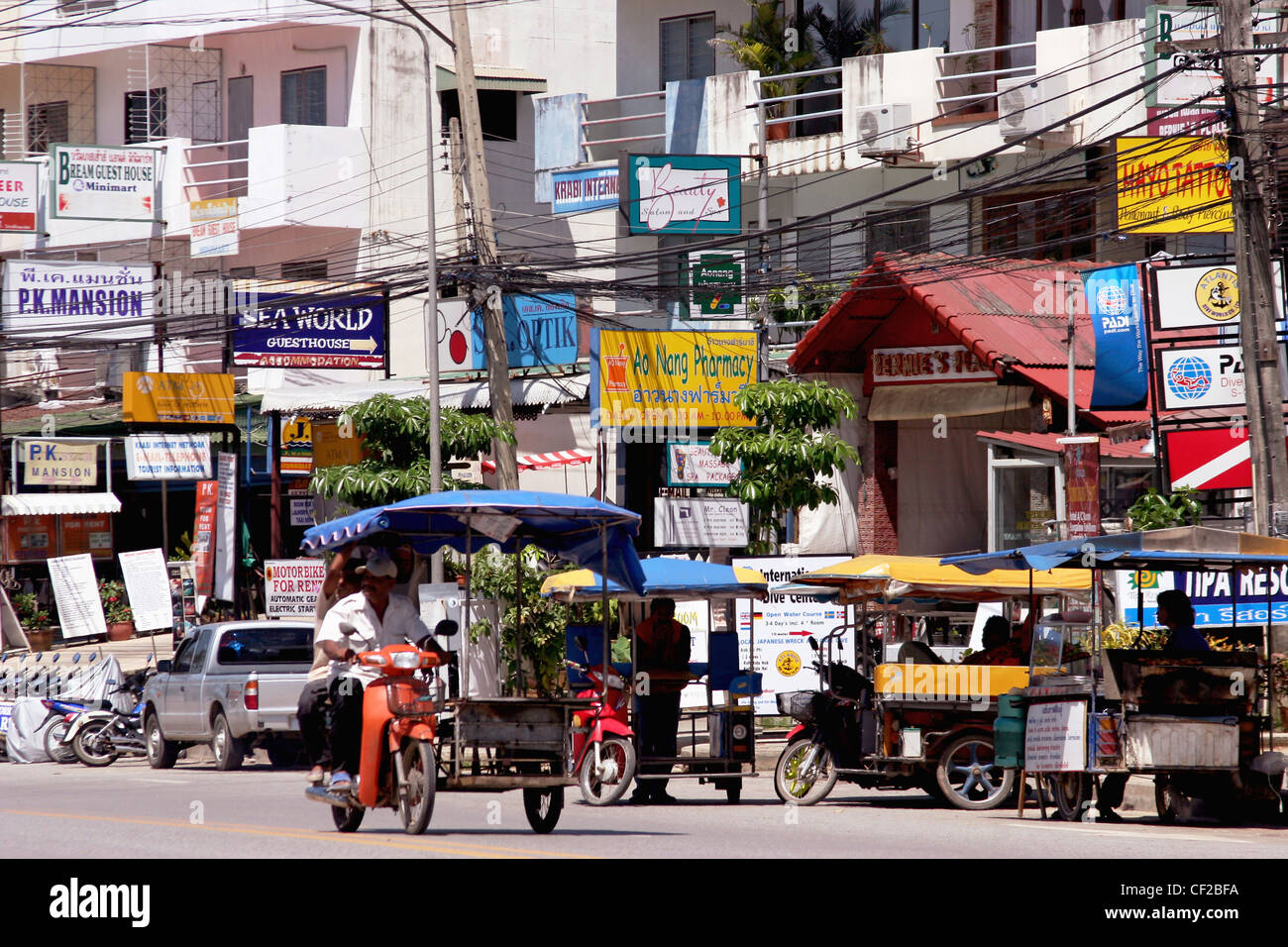 Ein Motorrad-Taxi Fahrten entlang der Hauptstraße in der Stadt von Ao Nang, Krabi Provinz, Thailand. Stockfoto
