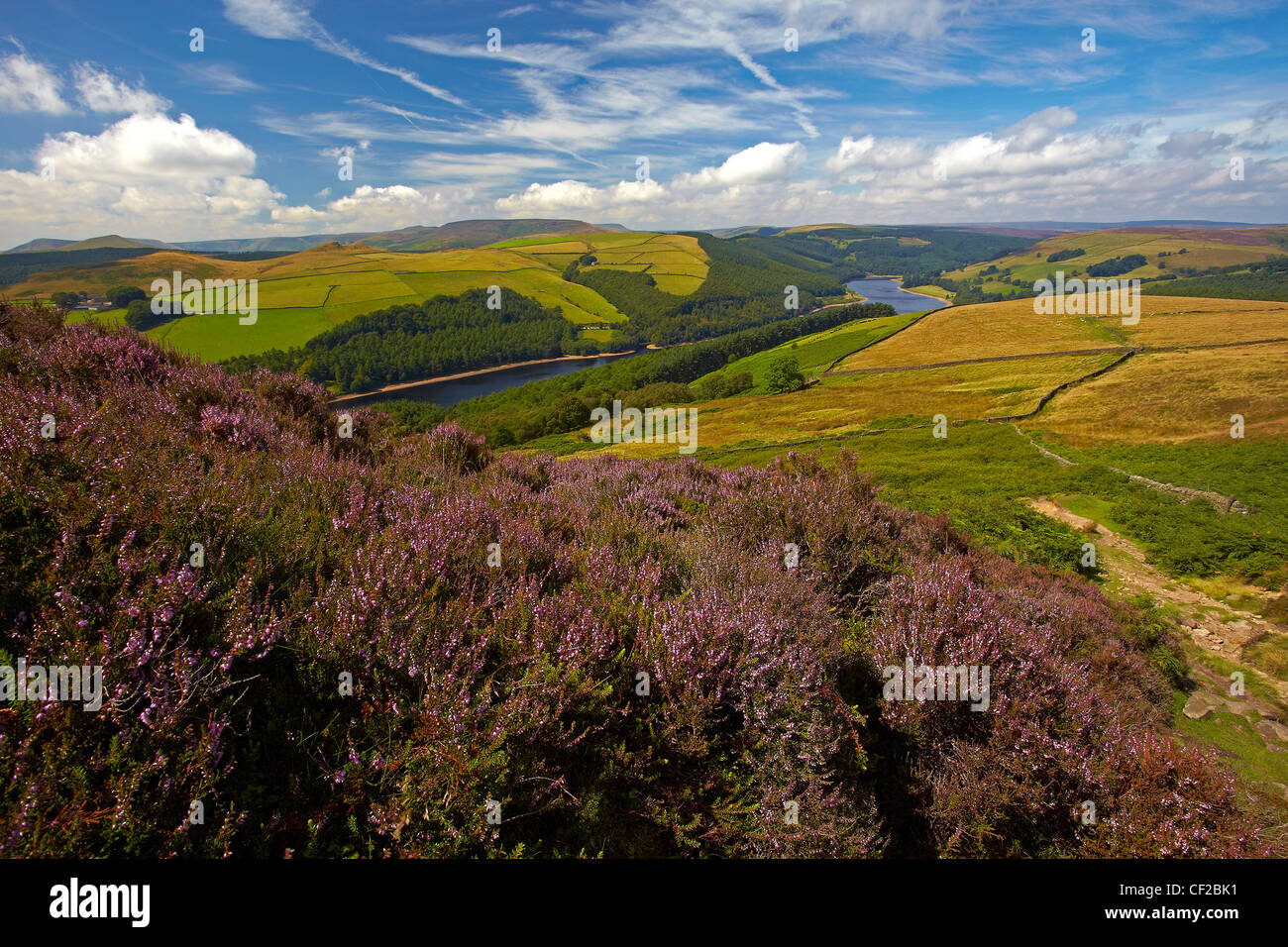 Ein Blick in Richtung Ladybower Vorratsbehälter im Upper Derwent Valley von Whinstone Lee Tor am Derwent Rand. Stockfoto