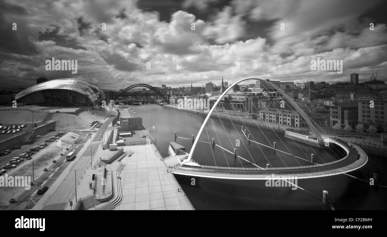 Die Gateshead Millennium Bridge, Salbei, Tyne Bridge, Newcastle Upon Tyne und Gateshead Fluss Kai. Stockfoto