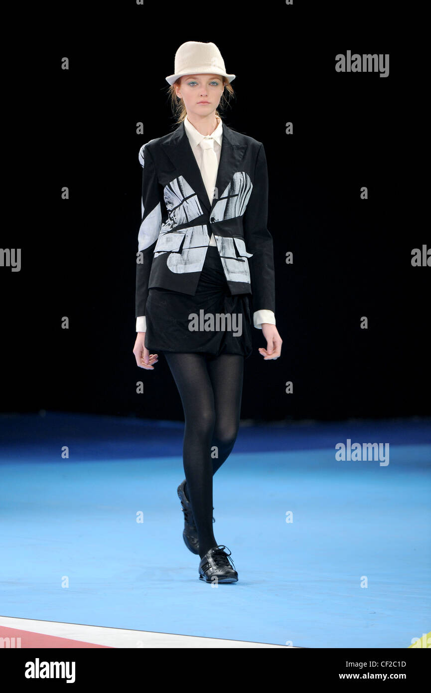 Adidas Yohji Yamamoto New York bereit zu tragen Herbst Winter Monochrom Trilby Hut, print Blazer, kurzen Rock, Schnürschuhe Stockfoto