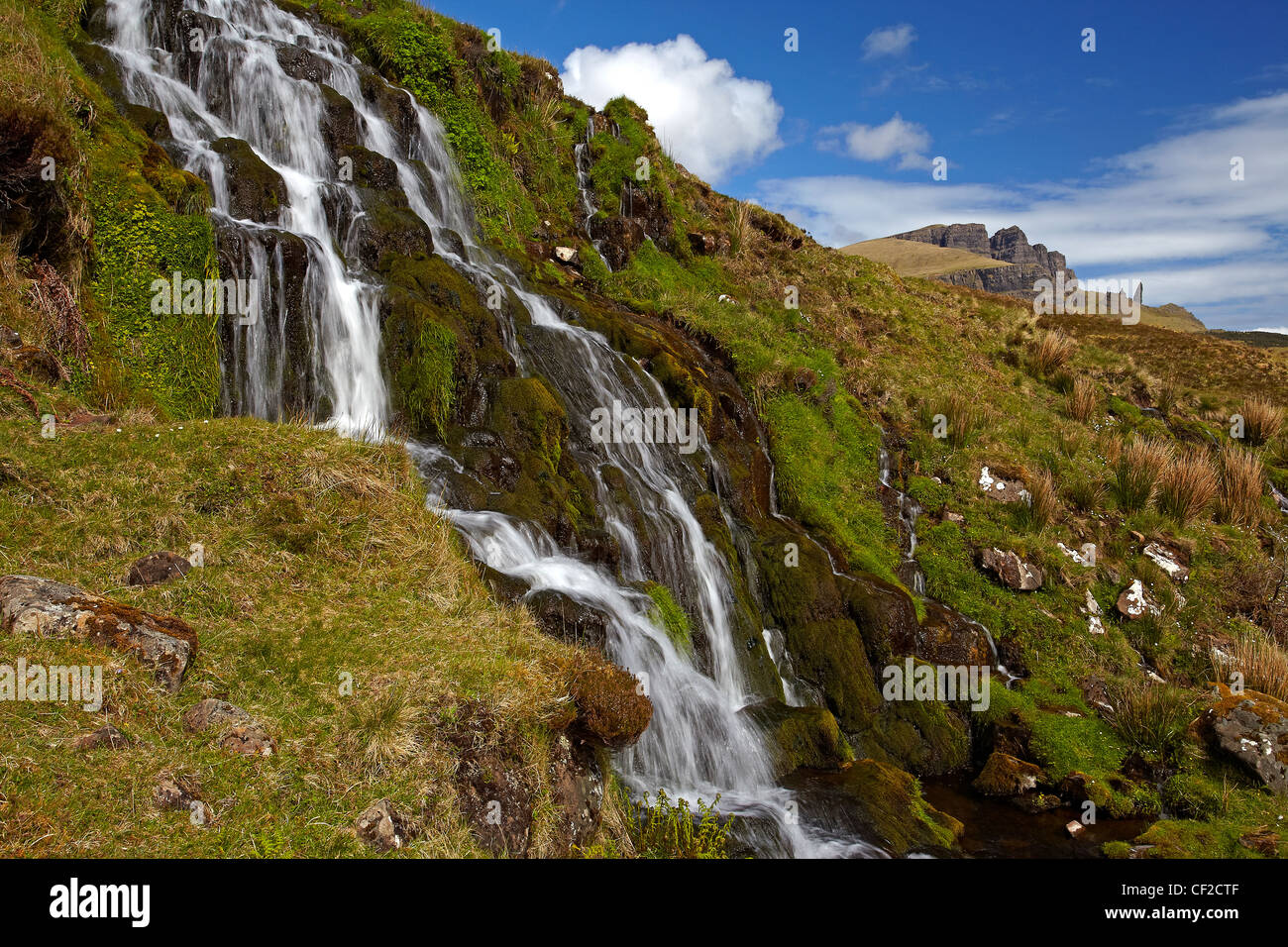Die Braut Schleier Wasserfall mit der Old Man of Storr in der Ferne auf der Isle Of Skye. Stockfoto