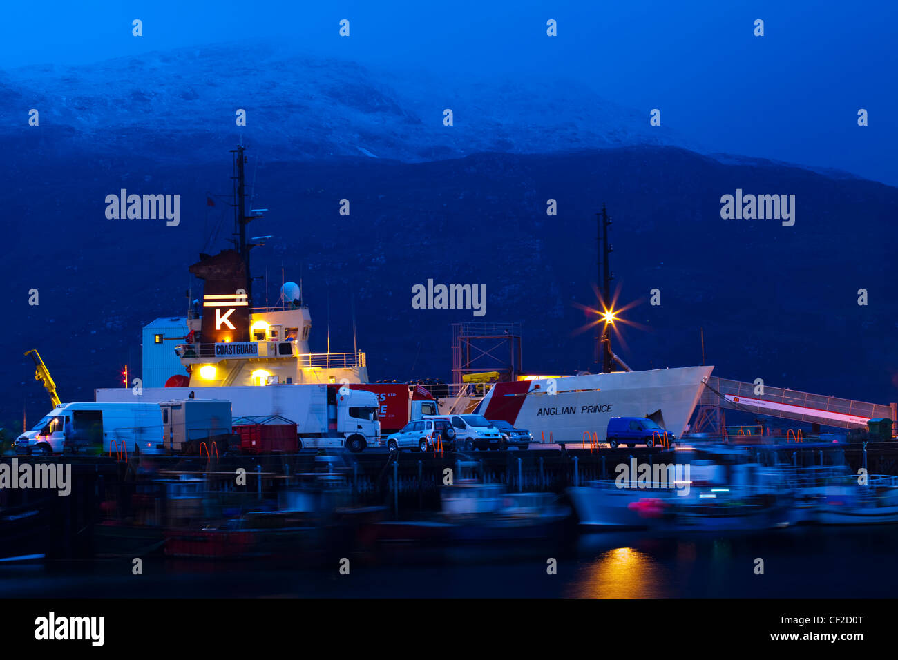 Angelboote/Fischerboote und Küstenwache Schiff vor Anker in den geschäftigen Hafen in Ullapool am Ufer des Loch Broom. Stockfoto