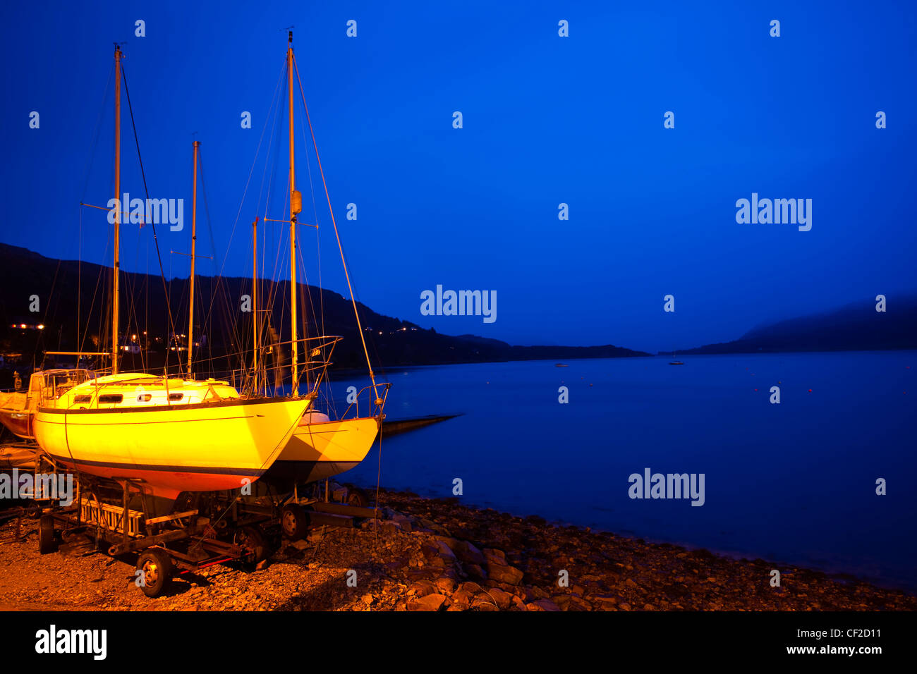 Segelboote vor Anker in der Nähe von den geschäftigen Hafen in Ullapool am Ufer des Loch Broom. Stockfoto