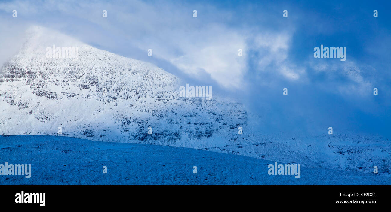 Gewitterwolken verschlingen die Gipfel der Region Assynt. Stockfoto