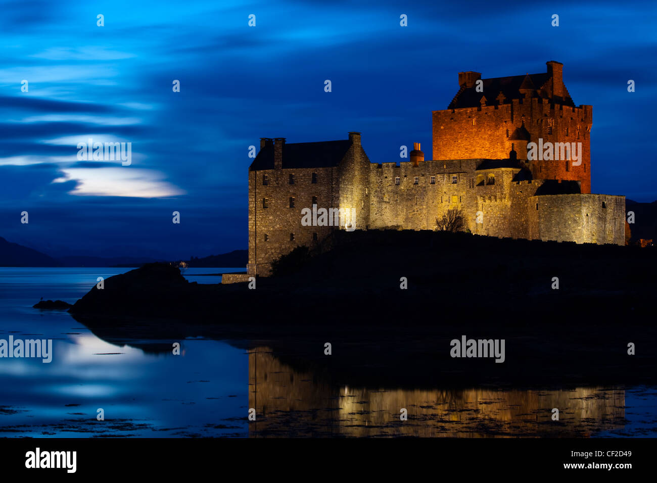 Eilean Donan Castle spiegelt sich in den stillen Wassern des Loch Duich in der Abenddämmerung. Stockfoto