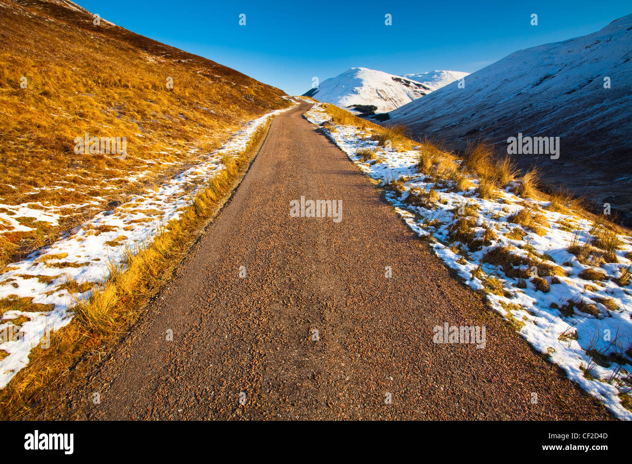 Eingleisig Berg Straße Überschrift unten Glen Gloy in der Nähe von Great Glen. Stockfoto