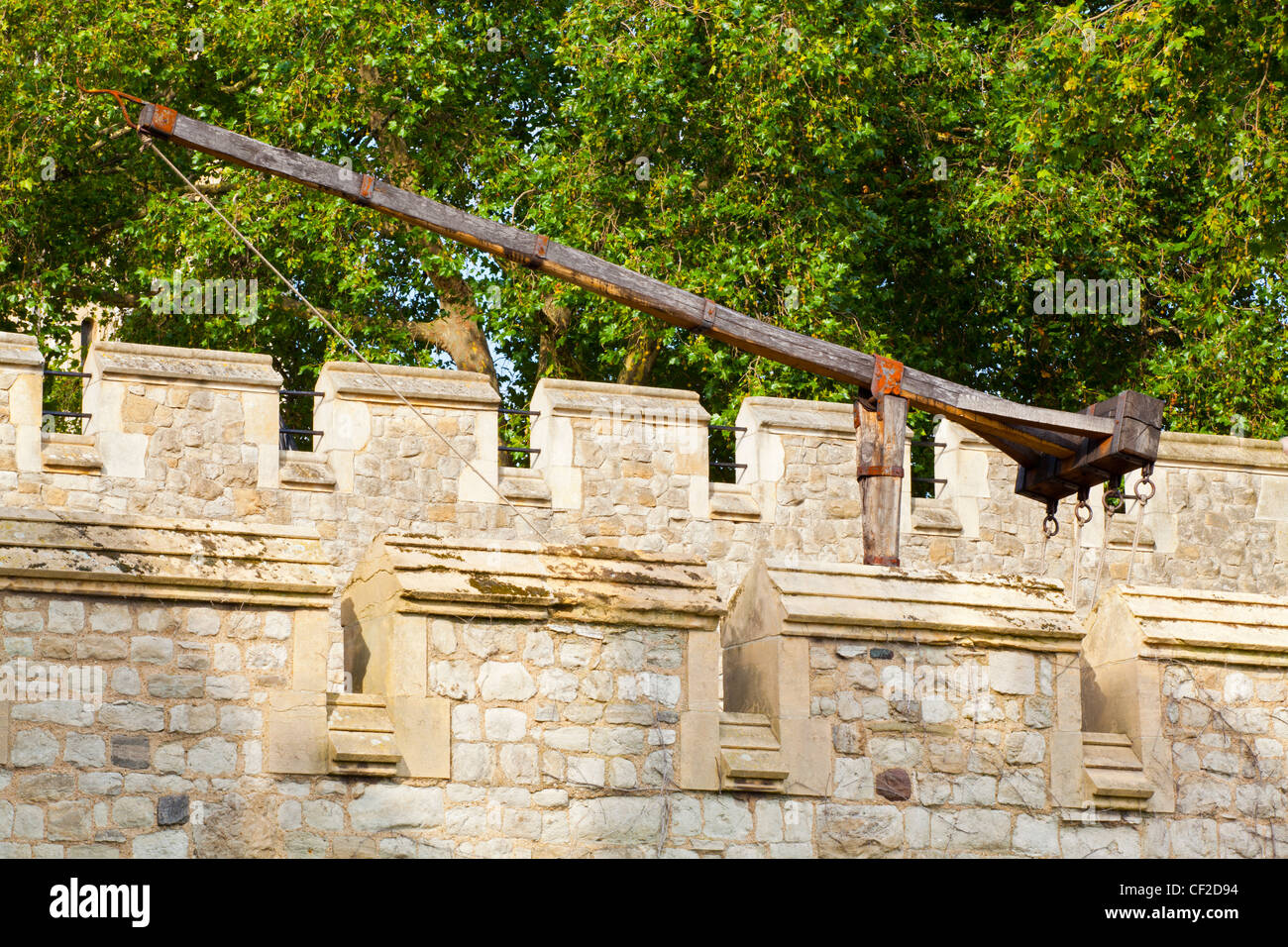 Ein Katapult als defensive Waffe auf den Tower of London, befindet sich am Nordufer der Themse. Stockfoto