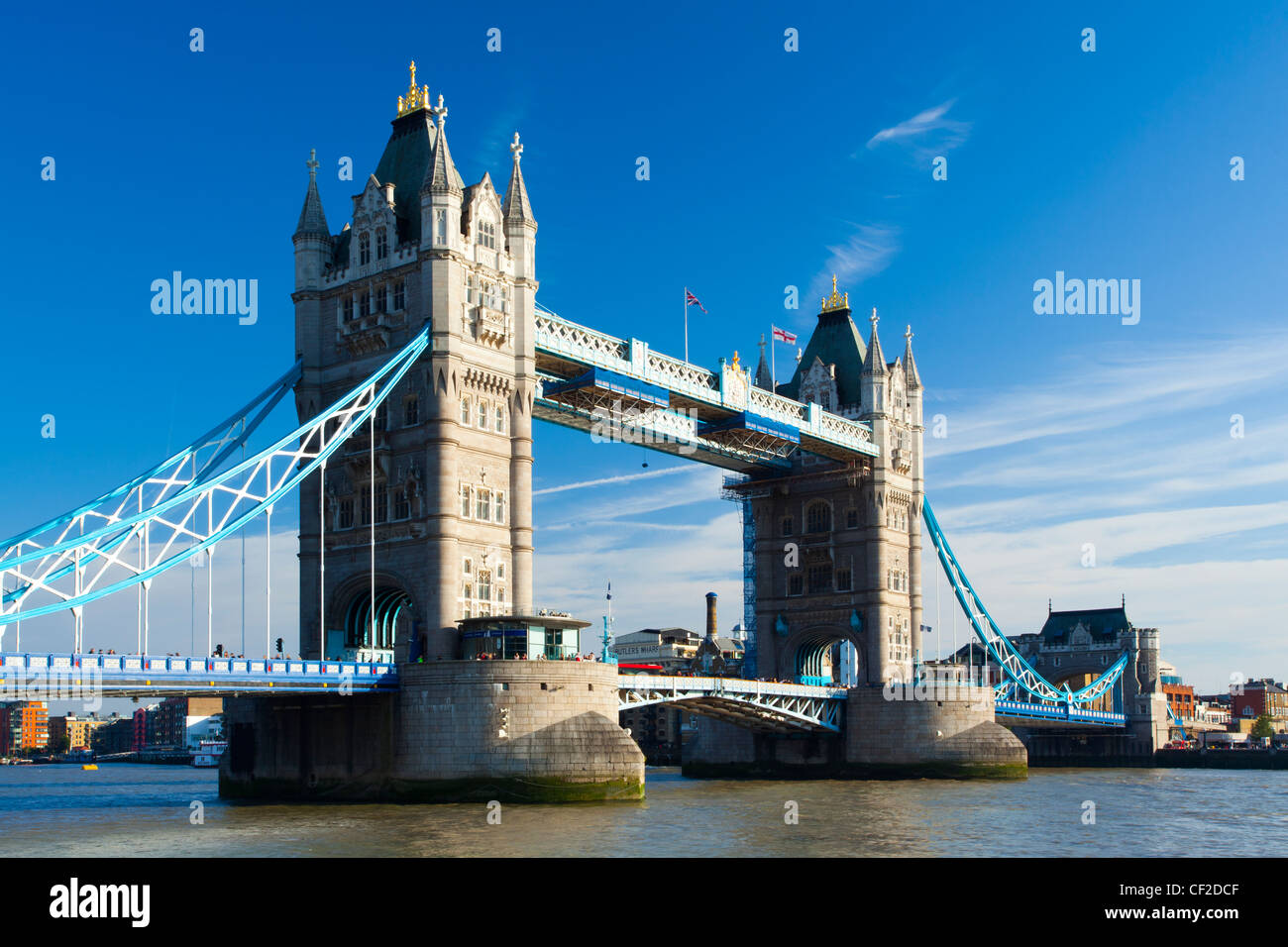 Die Tower Bridge die Themse in der Nähe des Tower of London erstreckt. Stockfoto