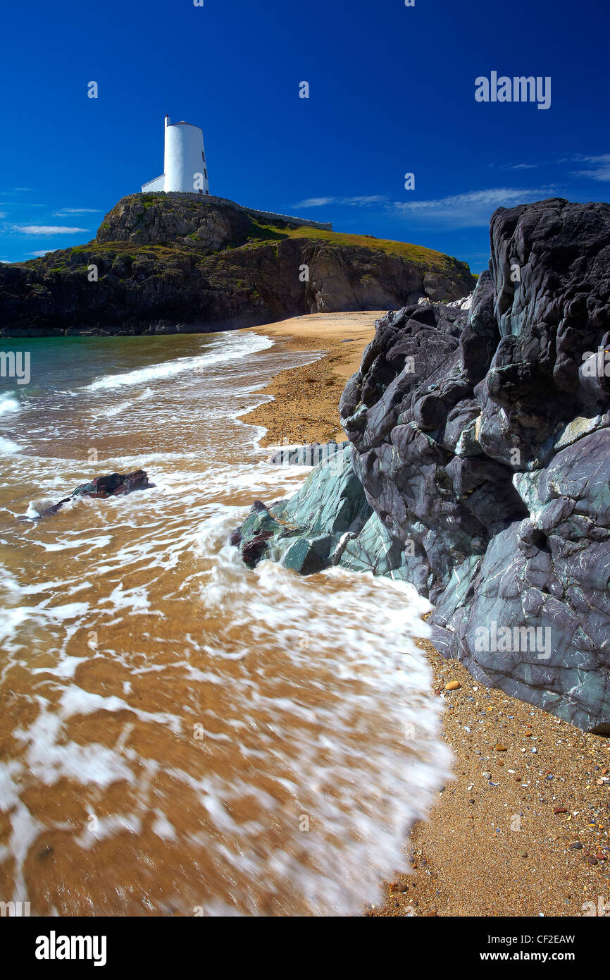 TWR Mawr Licht am südlichen Eingang der Menaistraße innerhalb von Llanddwyn Island National Nature Reserve. Stockfoto