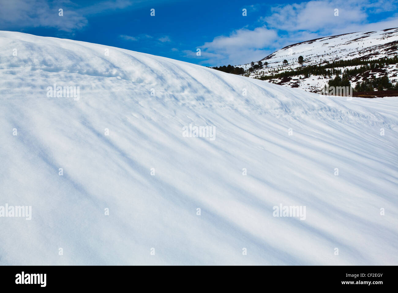 Schneebedeckte Hügel in der entfernten Glen Feshie, Teil des Cairngorms National Park. Stockfoto
